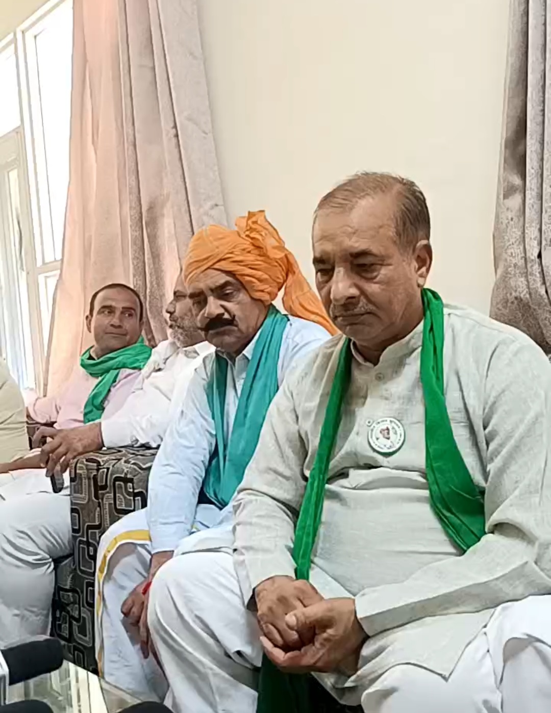 बैठक के दौरान सुभाष गुर्जर बैठक के दौरान सुभाष गुर्जर