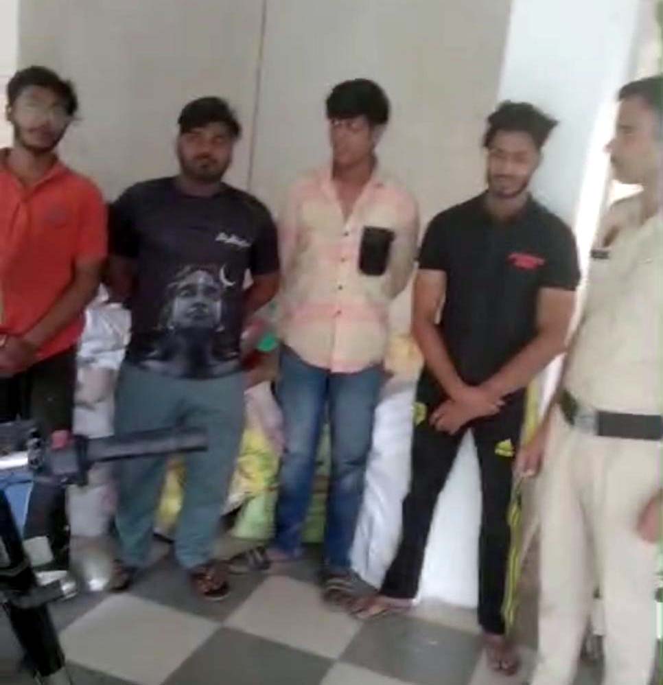 पुलिस द्वारा गिरफ्तार किए गए आरोपी पुलिस द्वारा गिरफ्तार किए गए आरोपी