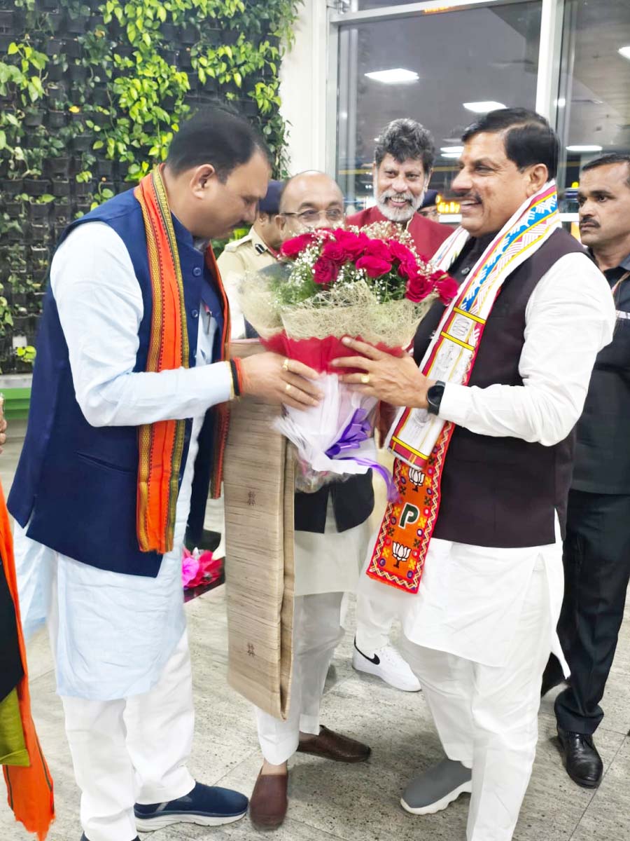 मध्यप्रदेश के मुख्यमंत्री डॉ. मोहन यादव का रायपुर पहुंचने पर स्वागत करते हुए
