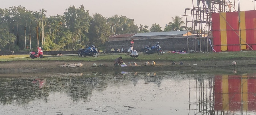 असमः बिश्वनाथ में चार दिवसीय लोक आस्था का महापर्व छठ के लिए घाट बनाने की तैयारी का दृश्य। असमः बिश्वनाथ में चार दिवसीय लोक आस्था का महापर्व छठ के लिए घाट बनाने की तैयारी का दृश्य।