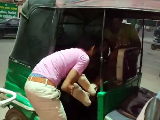 युवक को ऑटो से अस्पताल ले जाते हुए परिजन। युवक को ऑटो से अस्पताल ले जाते हुए परिजन।