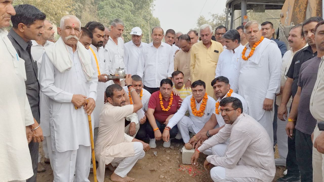 नारियल फोड़कर सड़क निर्माण कार्य का शुभारंभ करते हुए विधायक राजेश जून। नारियल फोड़कर सड़क निर्माण कार्य का शुभारंभ करते हुए विधायक राजेश जून।