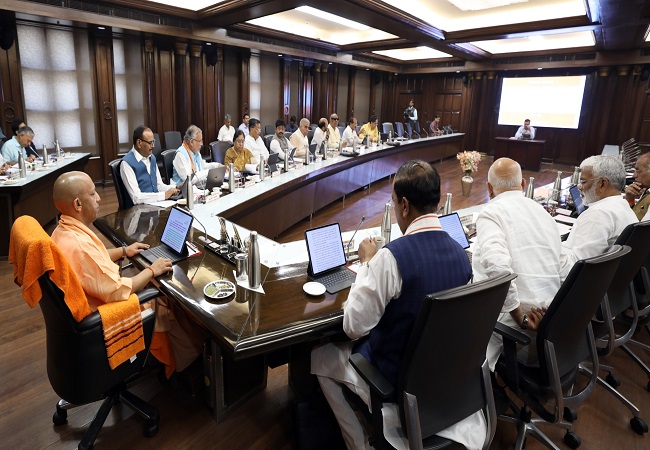 कैबिनेट की बैठक करते मुख्यमंत्री योगी कैबिनेट की बैठक करते मुख्यमंत्री योगी