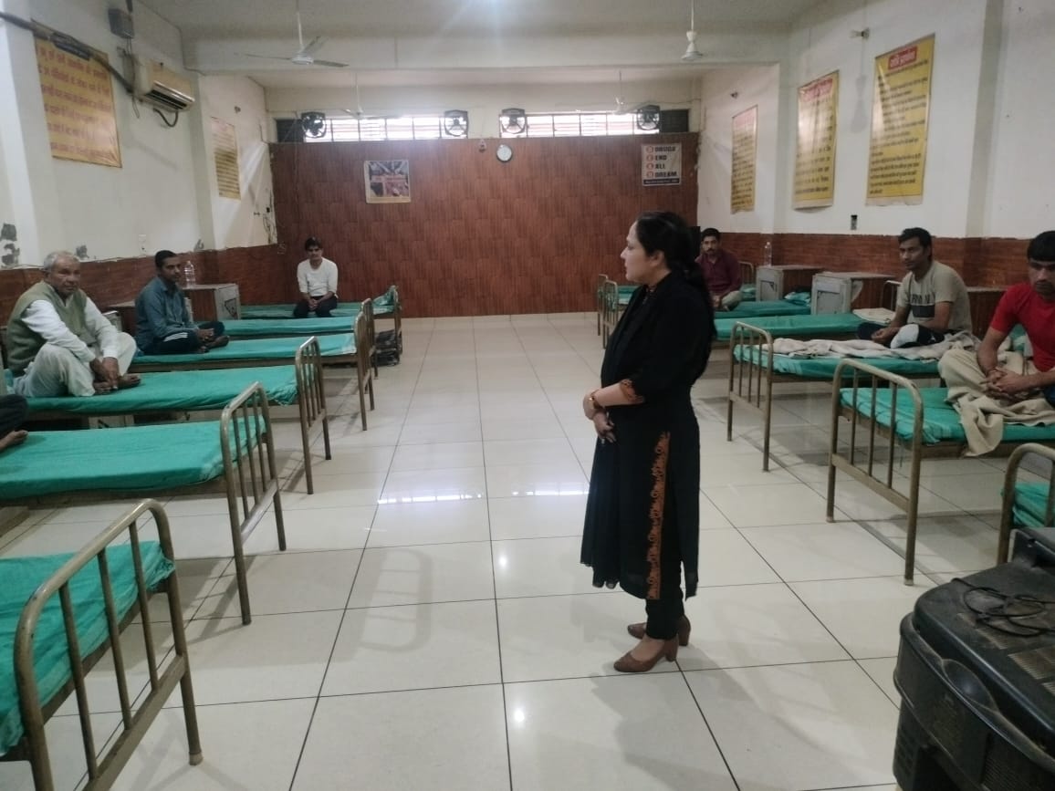 नशामुक्ति केंद्र में औचक निरीक्षण के दौरान लोगों से बातचीत करती सीजेएम मोनिका। नशामुक्ति केंद्र में औचक निरीक्षण के दौरान लोगों से बातचीत करती सीजेएम मोनिका।