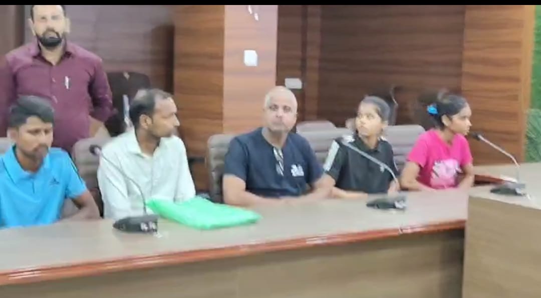 अनुराग यादव के हत्यारों के खिलाफ कड़ी कार्रवाई न होने से नाराज परिजनों ने डीएम एसपी से मिलकर न्याय की लगाई गुहार जिलाधिकारी से मुलाकात करते परिजन अनुराग यादव के हत्यारों के खिलाफ कड़ी कार्रवाई न होने से नाराज परिजनों ने डीएम एसपी से मिलकर न्याय की लगाई गुहार जिलाधिकारी से मुलाकात करते परिजन