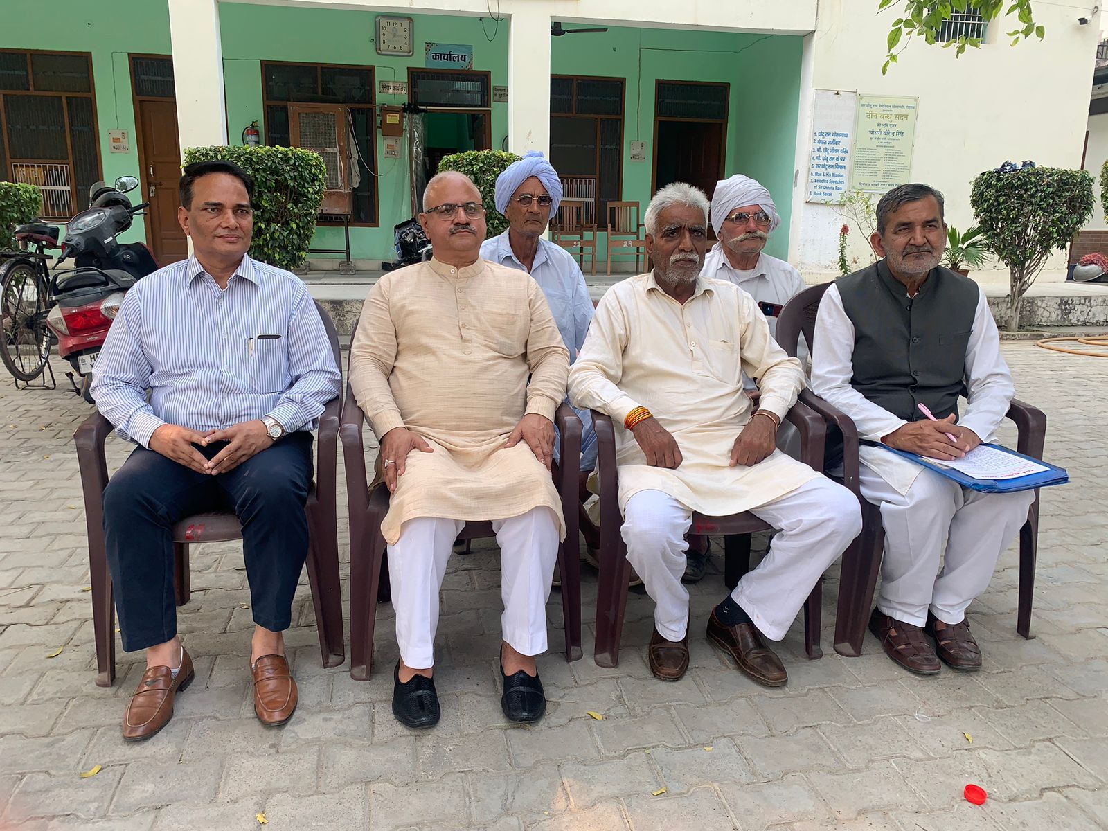 फोटो कैप्शन 4आरटीके1 : छोटूराम धर्मशाला में पत्रकारों से बातचीत करते सर्व हुड्डा खाप के प्रधान ओमप्रकाश हुड्डा फोटो कैप्शन 4आरटीके1 : छोटूराम धर्मशाला में पत्रकारों से बातचीत करते सर्व हुड्डा खाप के प्रधान ओमप्रकाश हुड्डा