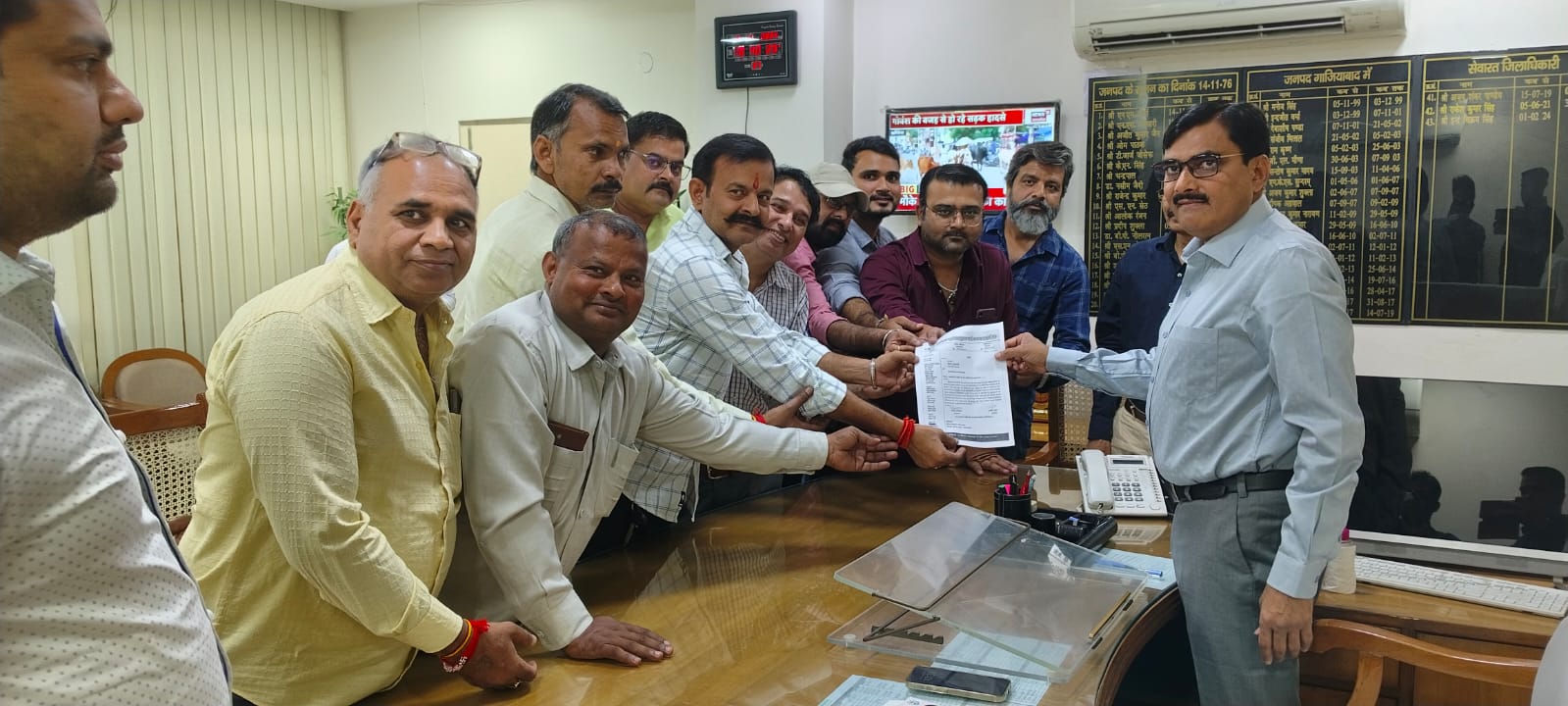 जिलाधिकारी को ज्ञापन सौंपते पत्रकार जिलाधिकारी को ज्ञापन सौंपते पत्रकार