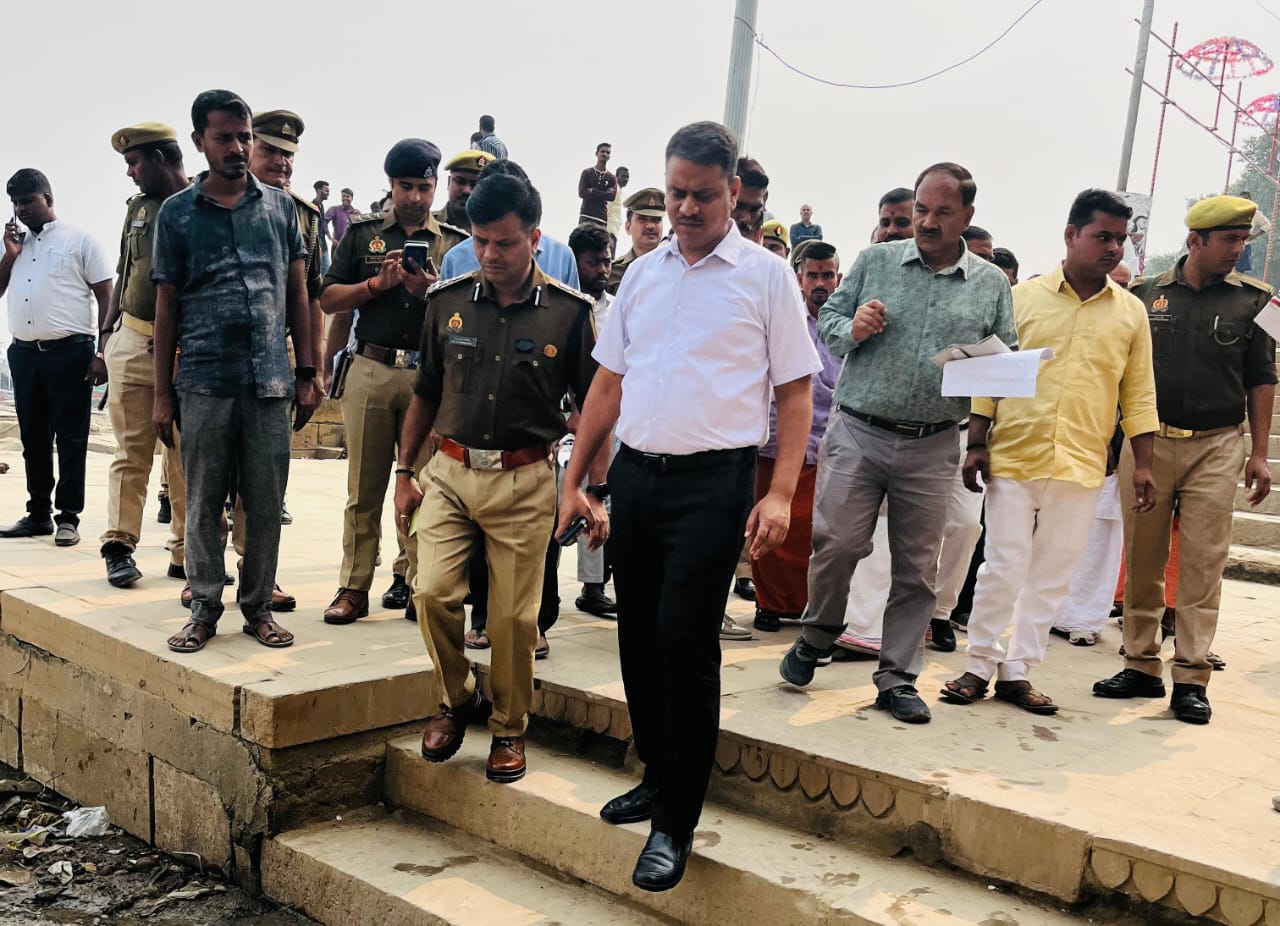 अस्सीघाट पर जिलाधिकारी और अपर पुलिस कमिश्नर:फोटो बच्चा गुप्ता अस्सीघाट पर जिलाधिकारी और अपर पुलिस कमिश्नर:फोटो बच्चा गुप्ता