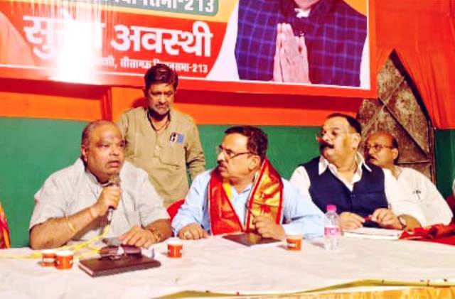 मुख्यमंत्री की जनसभा को बैठक करते पदाधिकारी मुख्यमंत्री की जनसभा को बैठक करते पदाधिकारी
