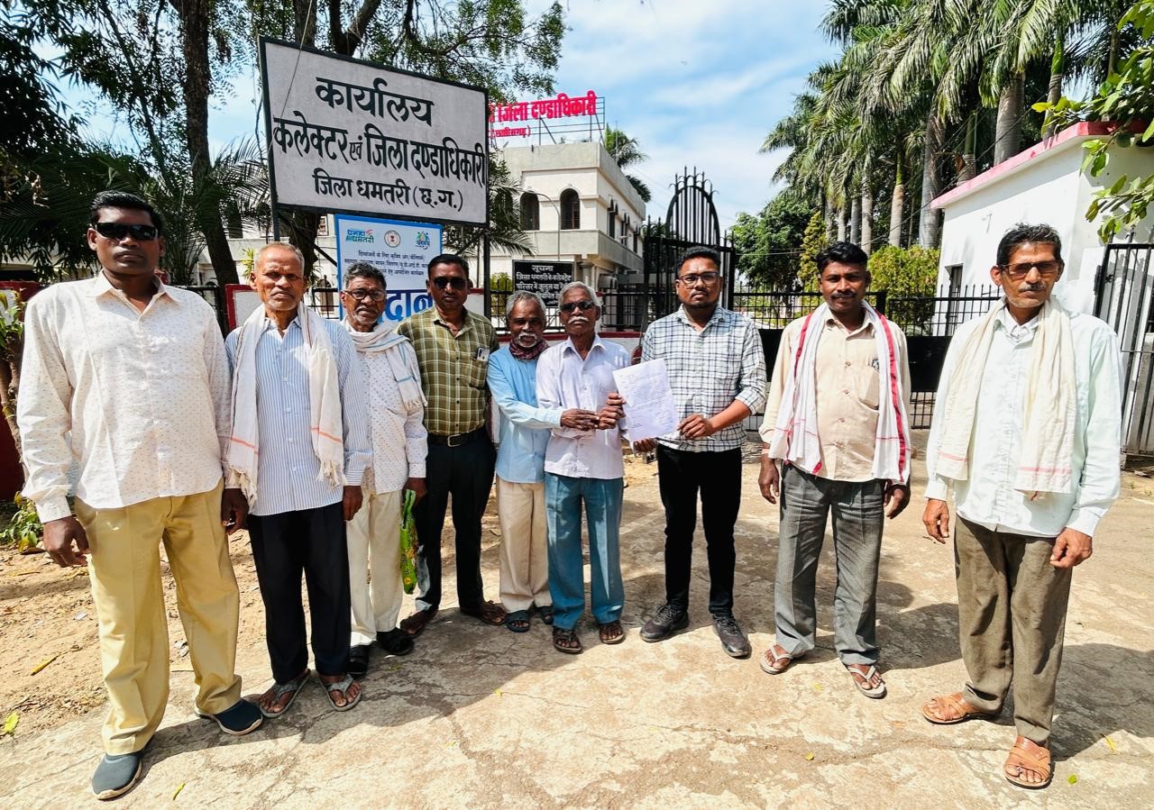 कलेक्ट्रेट कार्यालय पहुंचे गंगरेल बांध डुब प्रभावित जनकल्याण समिति के पदाधिकारी व सदस्य। कलेक्ट्रेट कार्यालय पहुंचे गंगरेल बांध डुब प्रभावित जनकल्याण समिति के पदाधिकारी व सदस्य।