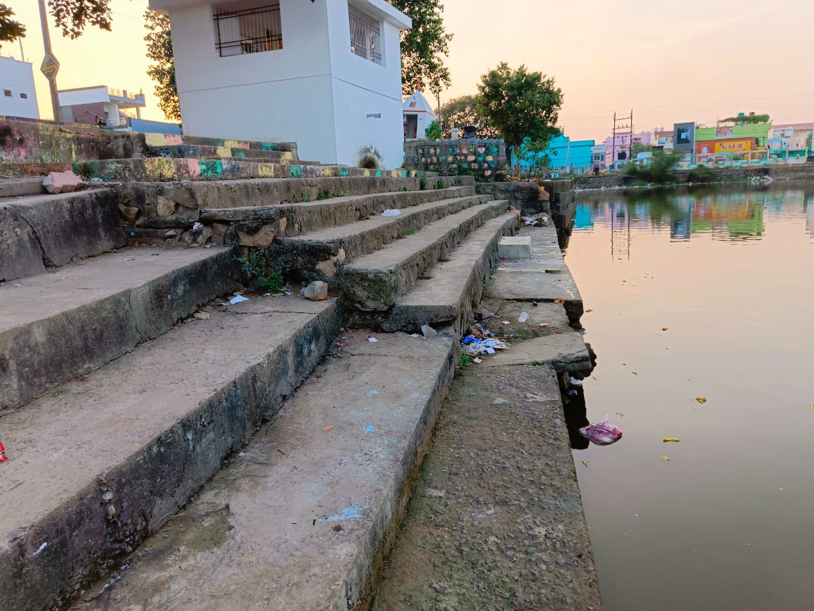 पोस्ट आफिस वार्ड से लगे आमातालाब घाट की सफाई नहीं हुई है। पोस्ट आफिस वार्ड से लगे आमातालाब घाट की सफाई नहीं हुई है।
