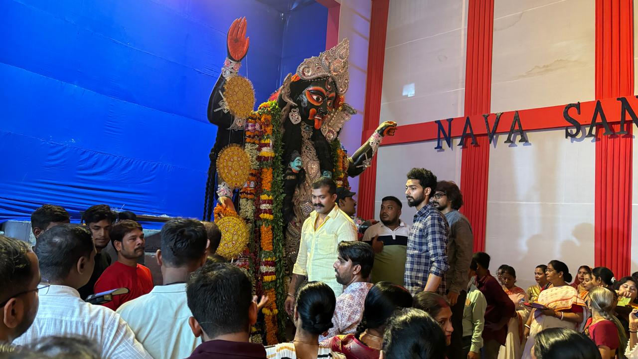 नवसंघ के काली प्रतिमा का विसर्जन के पूर्व पूजन करती महिलाए: फोटो बच्चा गुप्ता नवसंघ के काली प्रतिमा का विसर्जन के पूर्व पूजन करती महिलाए: फोटो बच्चा गुप्ता