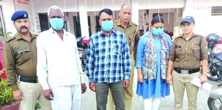 पुलिस गिरफ्त में आरोपित पुलिस गिरफ्त में आरोपित
