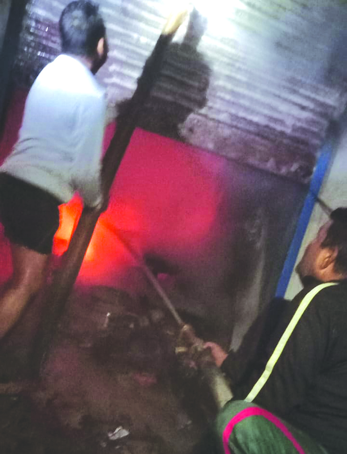 आग को बुझाते हुए आग को बुझाते हुए