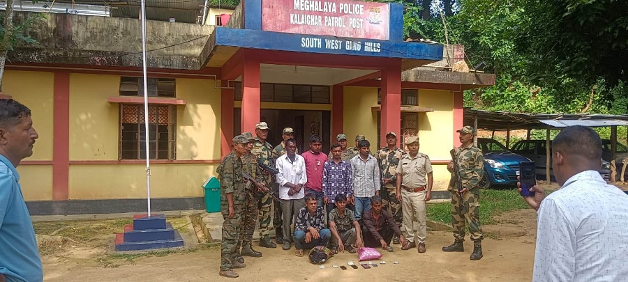 मेघालयः दक्षिण पश्चिम गारो हिल्स जिला के महेंद्रगंज पुलिस थानांतर्गत कलाइस के बदलामग्री इलाके से पकड़े गये सात बांग्लादेशी नागरिक मेघालयः दक्षिण पश्चिम गारो हिल्स जिला के महेंद्रगंज पुलिस थानांतर्गत कलाइस के बदलामग्री इलाके से पकड़े गये सात बांग्लादेशी नागरिक