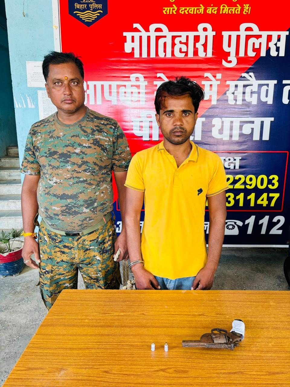 पुलिस टीम की गिरफ्त में अपराधी पुलिस टीम की गिरफ्त में अपराधी