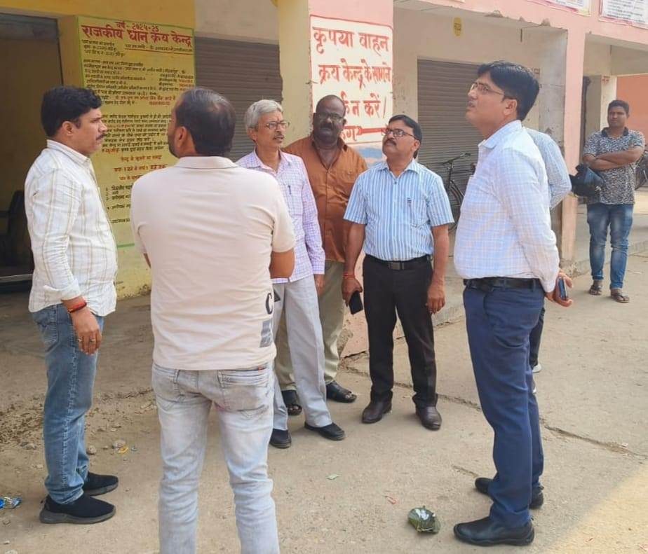 क्रय केंद्रों का निरीक्षण करते एडीएम वित्त व राजस्व शिवप्रताप शुक्ल व डिप्टी आरएमओ संजीव कुमार सिंह क्रय केंद्रों का निरीक्षण करते एडीएम वित्त व राजस्व शिवप्रताप शुक्ल व डिप्टी आरएमओ संजीव कुमार सिंह