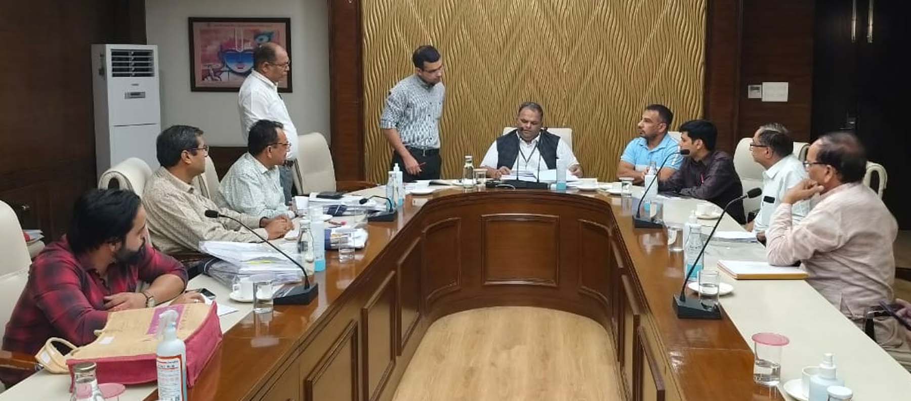 फोटो नंबर-02: गुरुग्राम स्थित पीडब्ल्यूडी विश्राम गृह में उम्मीदवारों के खर्च दस्तावेजों की जांच करते चुनाव व्यय पर्यवेक्षक। फोटो नंबर-02: गुरुग्राम स्थित पीडब्ल्यूडी विश्राम गृह में उम्मीदवारों के खर्च दस्तावेजों की जांच करते चुनाव व्यय पर्यवेक्षक।