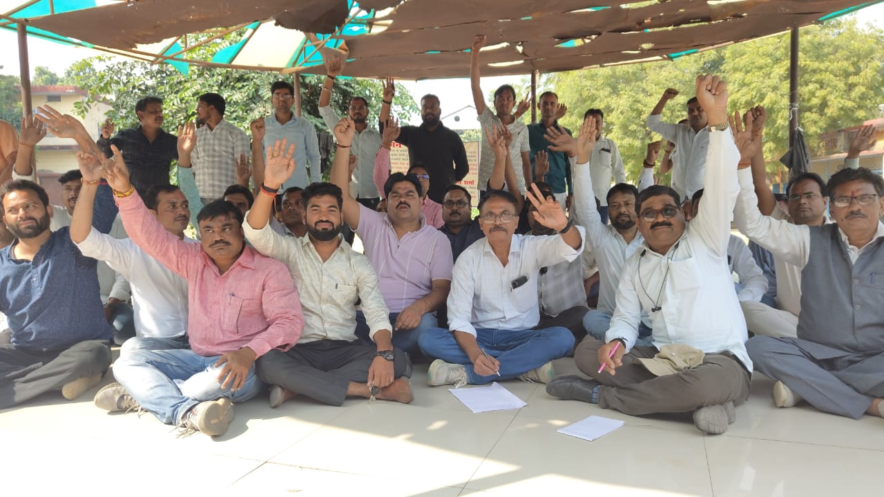 पत्रकारों पर दुर्व्यवहार से आक्रोषित पत्रकार महासंघ ने किया अनशन पत्रकारों पर दुर्व्यवहार से आक्रोषित पत्रकार महासंघ ने किया अनशन