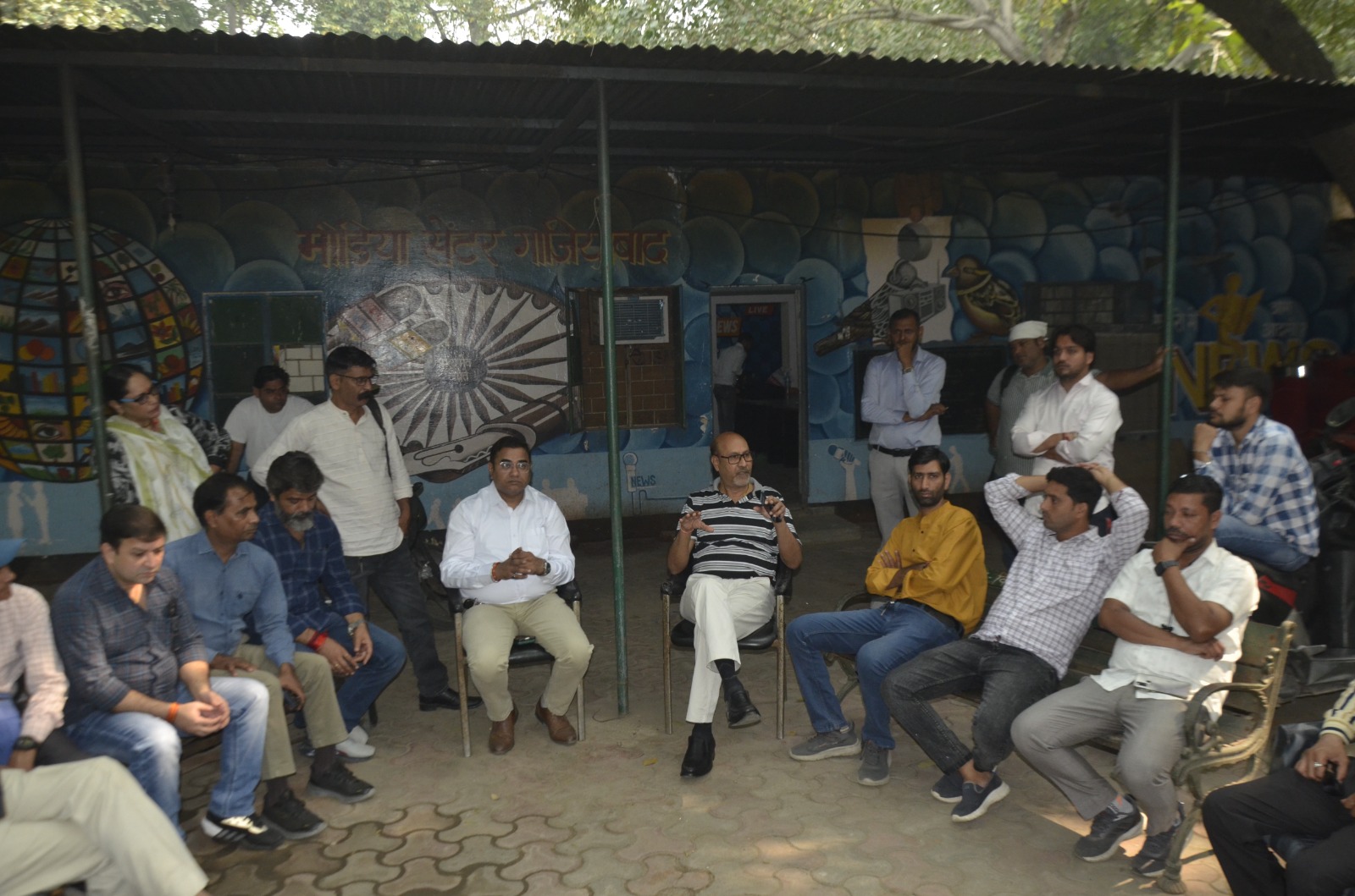 बैठक करते पत्रकार बैठक करते पत्रकार