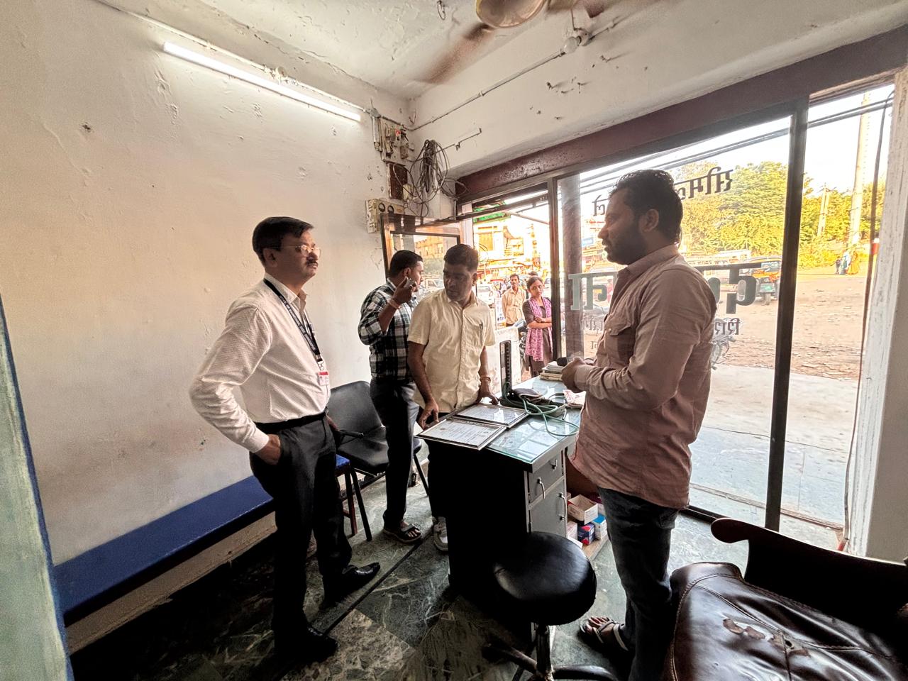 चिकित्सा विभाग द्वारा क्लिनिक पर कार्यवाही करते हुए