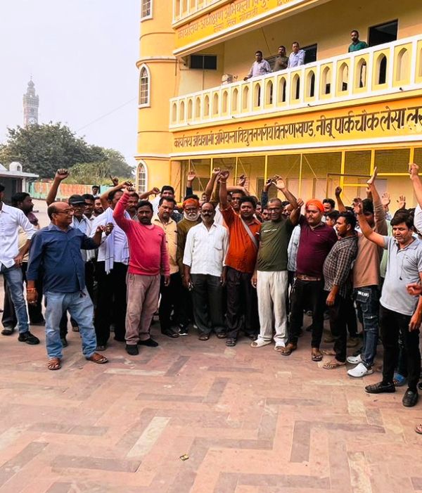 विद्युत संविदाकर्मियों का घेराव (फोटो) विद्युत संविदाकर्मियों का घेराव (फोटो)