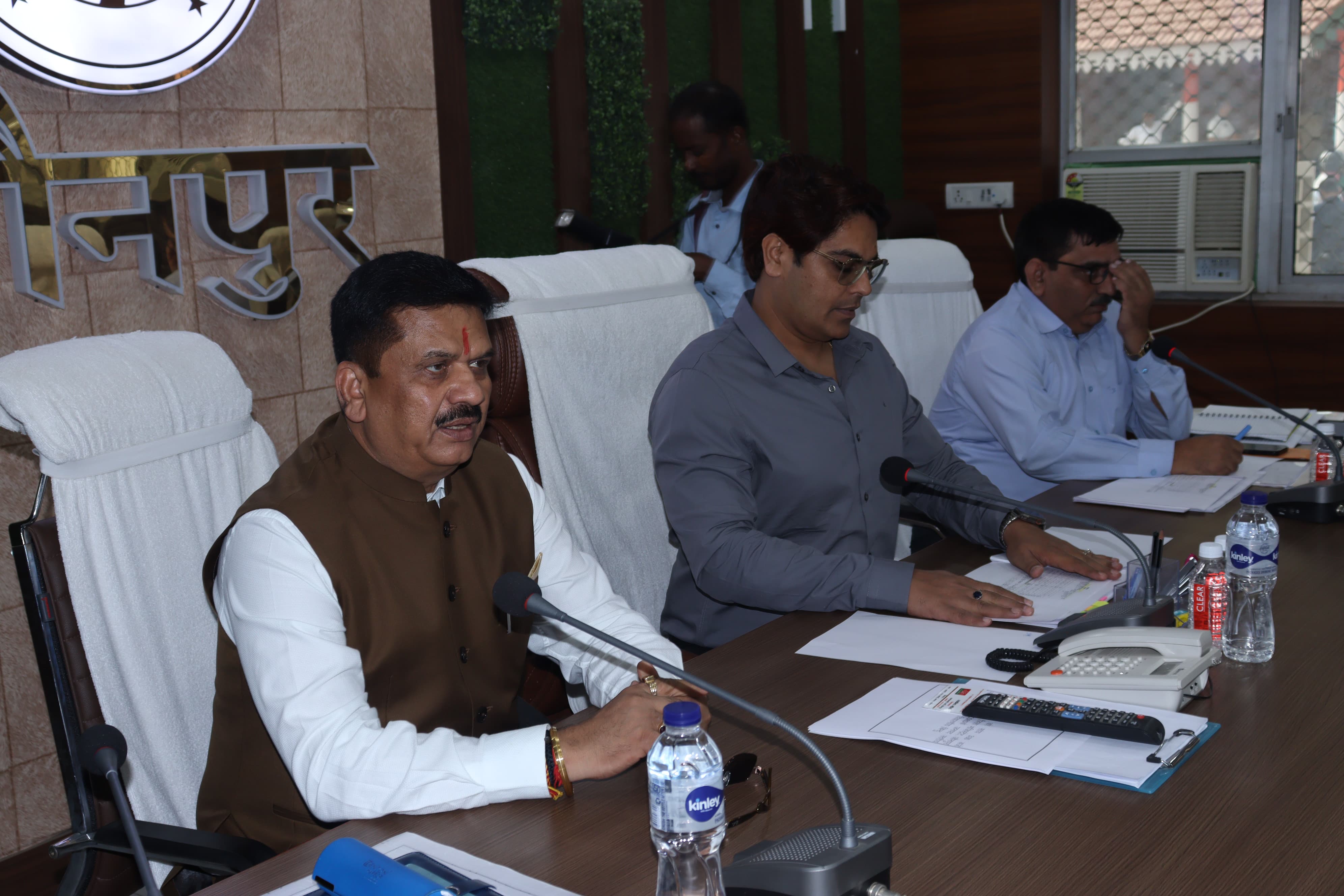 चकबंदी आयुक्त ने किया समीक्षा, जताई नाराजगी, दिया दिशा निर्देश चकबंदी आयुक्त ने किया समीक्षा, जताई नाराजगी, दिया दिशा निर्देश