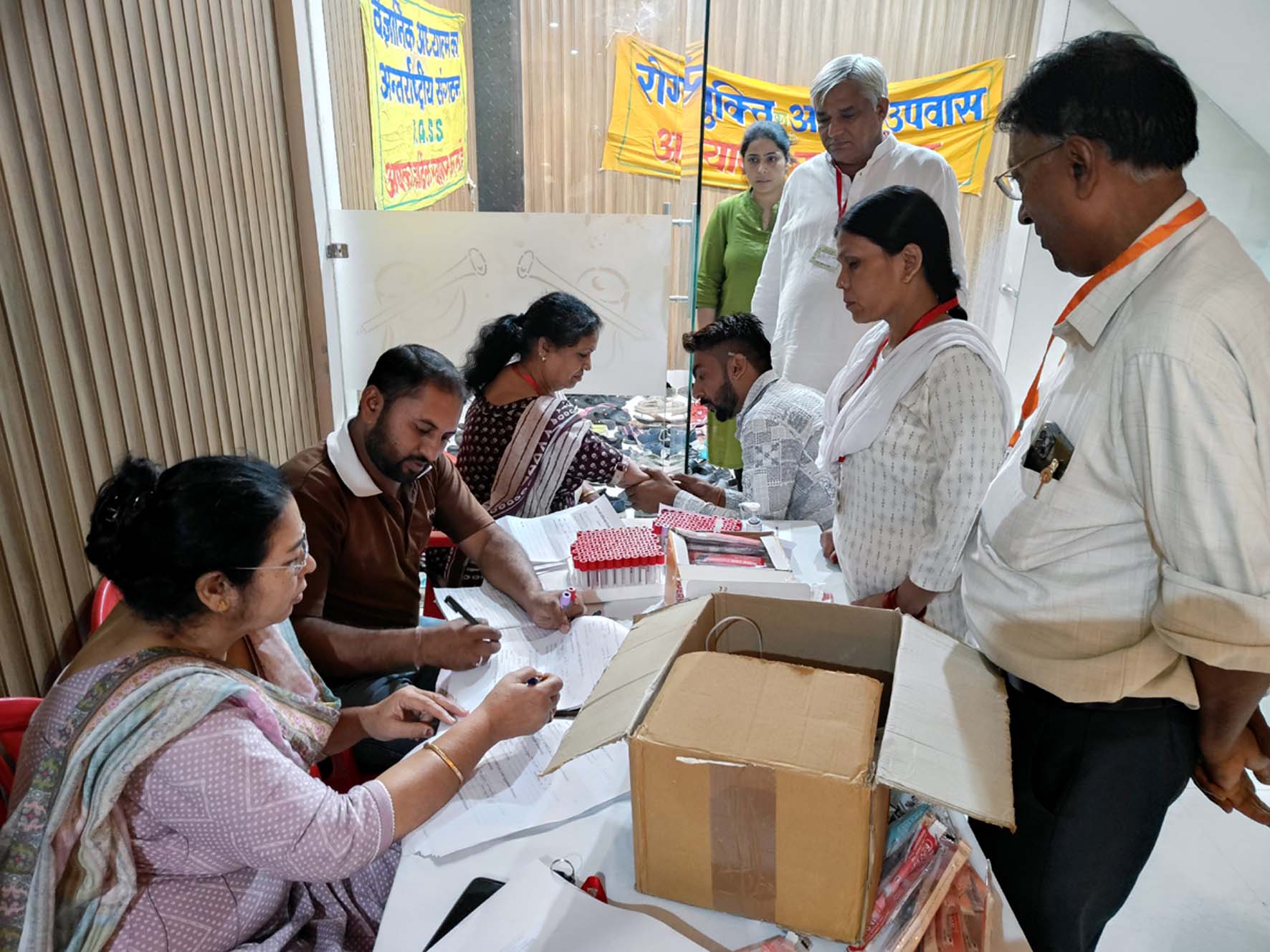अग्रसेन भवन में आयोजित स्वास्थ्य एवं अध्यात्म प्रयोगशाला में भाग लेते साधक। अग्रसेन भवन में आयोजित स्वास्थ्य एवं अध्यात्म प्रयोगशाला में भाग लेते साधक।