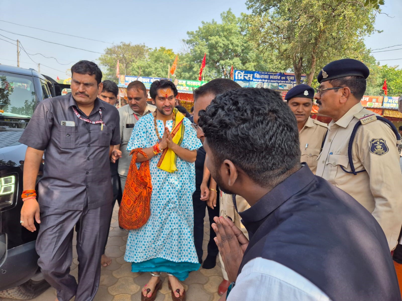 बागेश्वर धाम पीठाधीश्वर पं धीरेन्द्र कृष्ण शास्त्री के गंगरेल पहुंचने पर स्वागत करते हुए लोग।