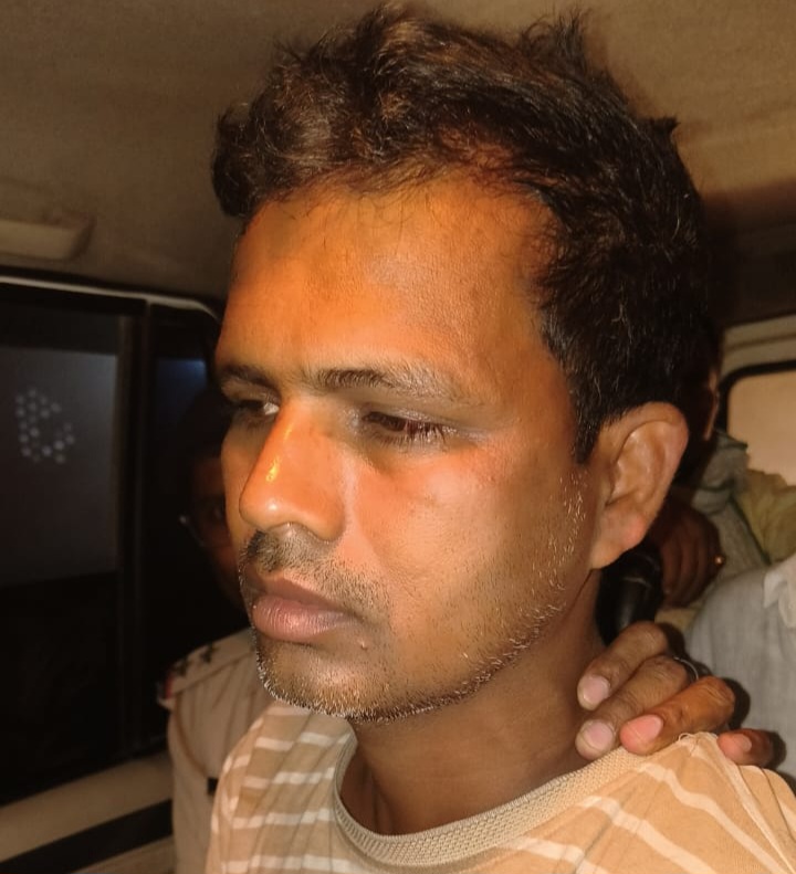 पुलिस गिरफ्त में हमलावर आरोपी पुलिस गिरफ्त में हमलावर आरोपी