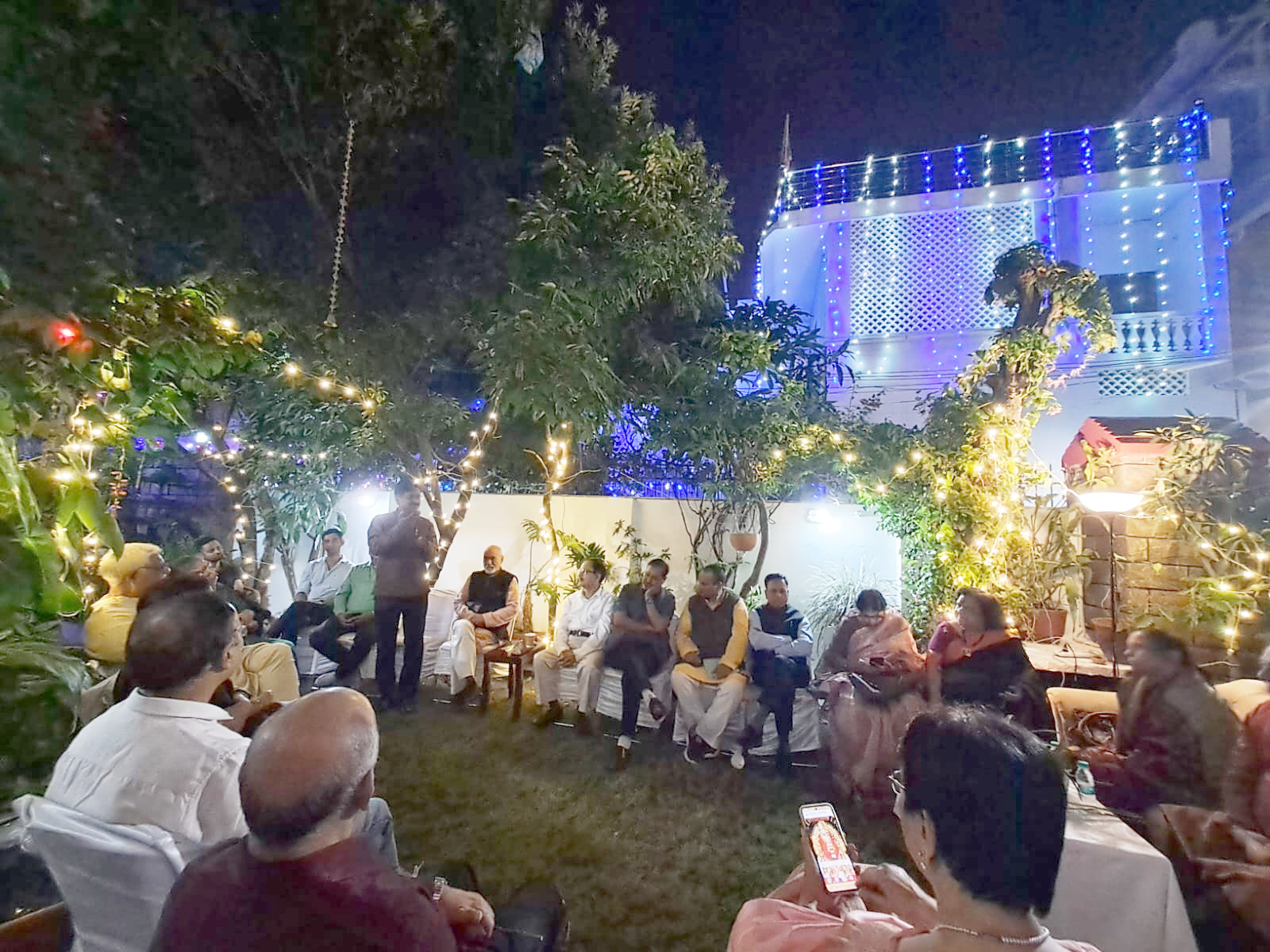 मंच पर उपस्थित कवियों का एक दृश्य मंच पर उपस्थित कवियों का एक दृश्य
