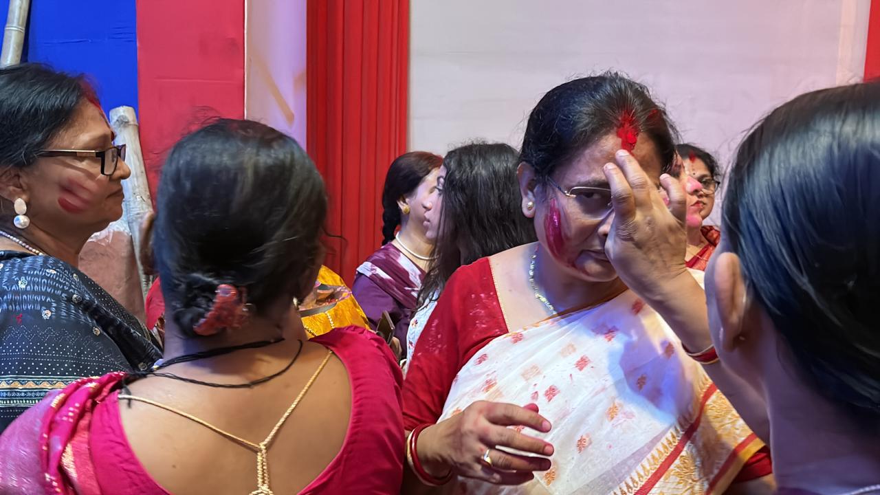 नवसंघ के काली प्रतिमा का विसर्जन के पूर्व पूजन करती महिलाए: फोटो बच्चा गुप्ता नवसंघ के काली प्रतिमा का विसर्जन के पूर्व पूजन करती महिलाए: फोटो बच्चा गुप्ता