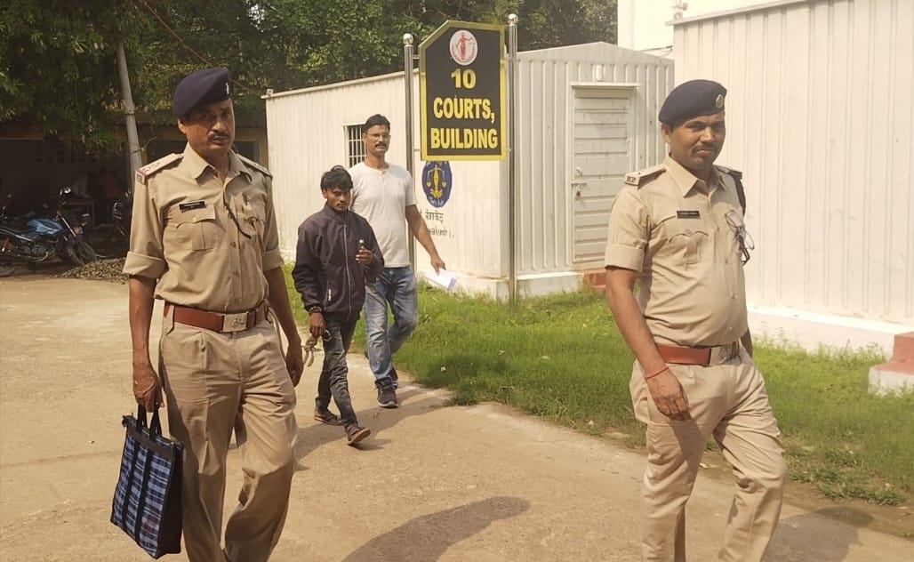 गिरफ्तार आरोपी को कोर्ट में पेशी को ले जाती पुलिस गिरफ्तार आरोपी को कोर्ट में पेशी को ले जाती पुलिस