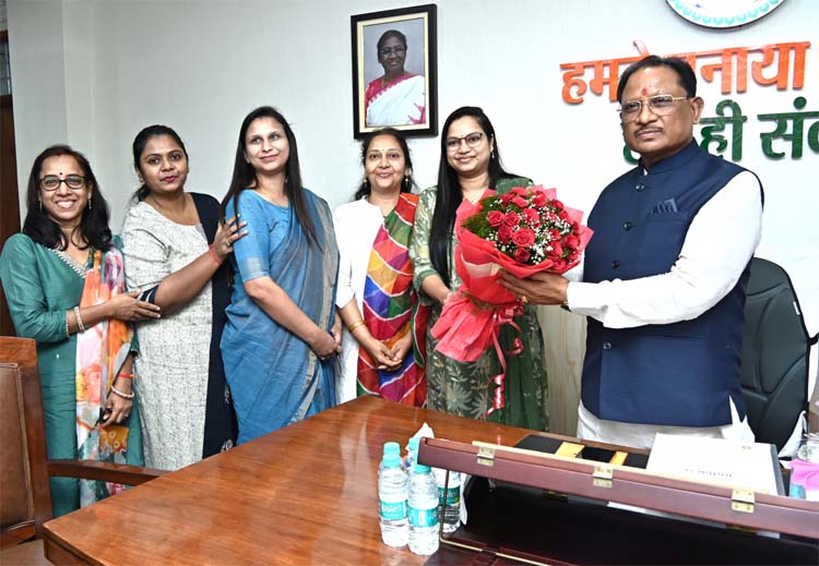 मुख्यमंत्री विष्णुदेव साय से मुलाकात करते राज्‍य सेवा के पदोन्‍नत‍ि अध‍िकारी