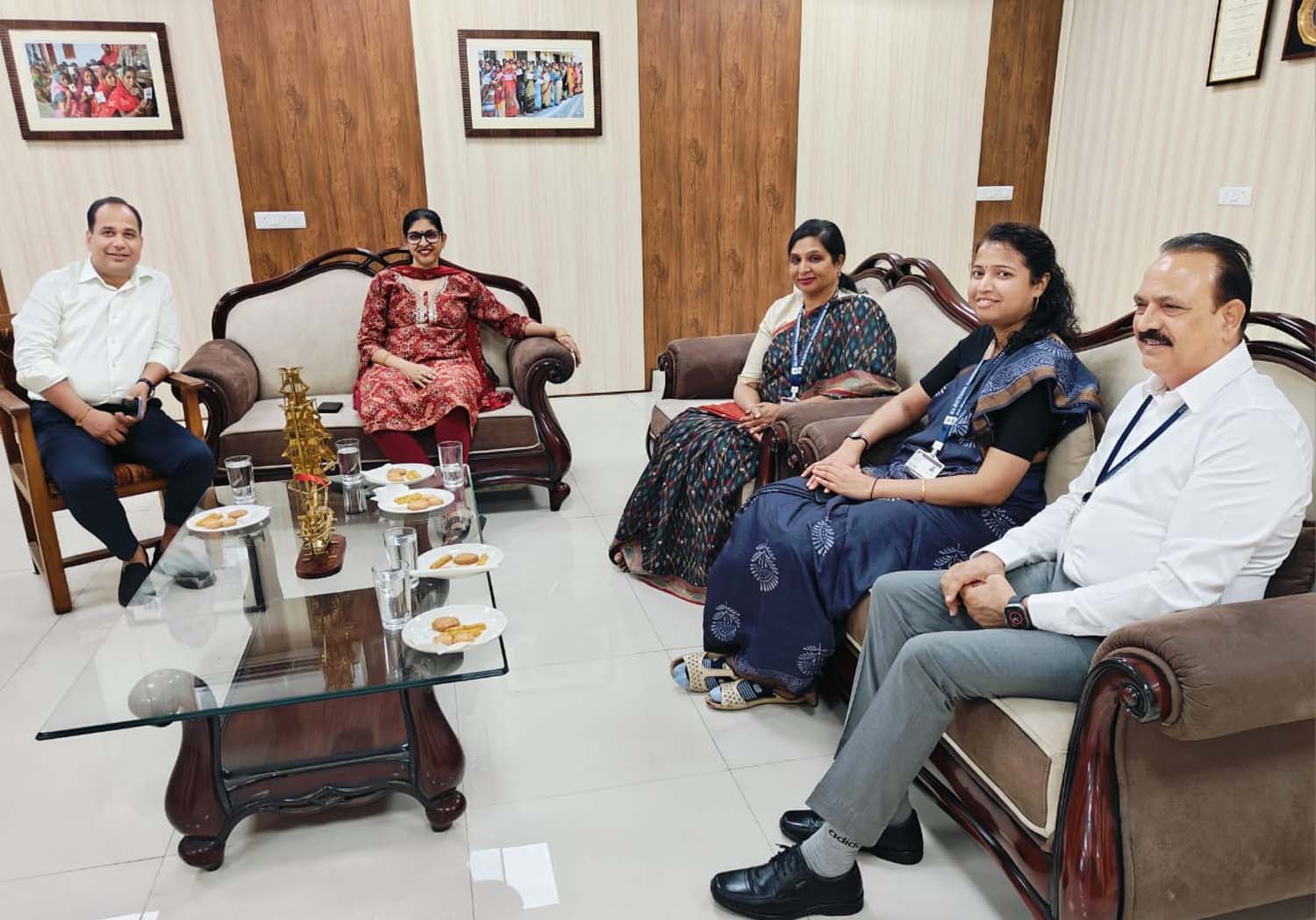 मुख्य निर्वाचन पदाधिकारी  रीना बाबासाहेब कंगाले से भारत निर्वाचन आयोग द्वारा नियुक्त प्रेक्षकों ने  मुलाकात कर चर्चा करते