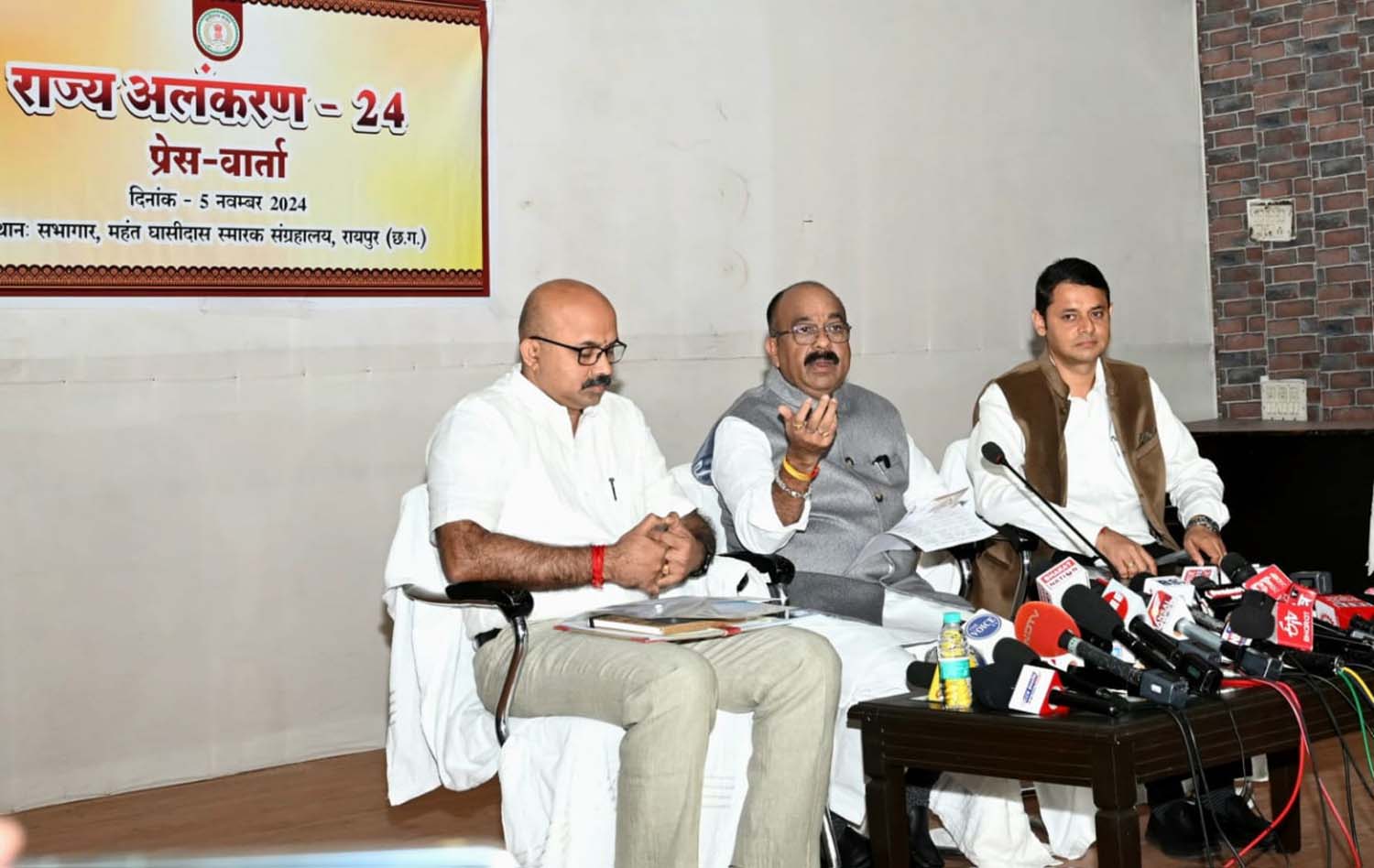 उप मुख्यमंत्री  अरुण साव प्रेस-कॉन्फ्रेंस काे संबाेधित करते  