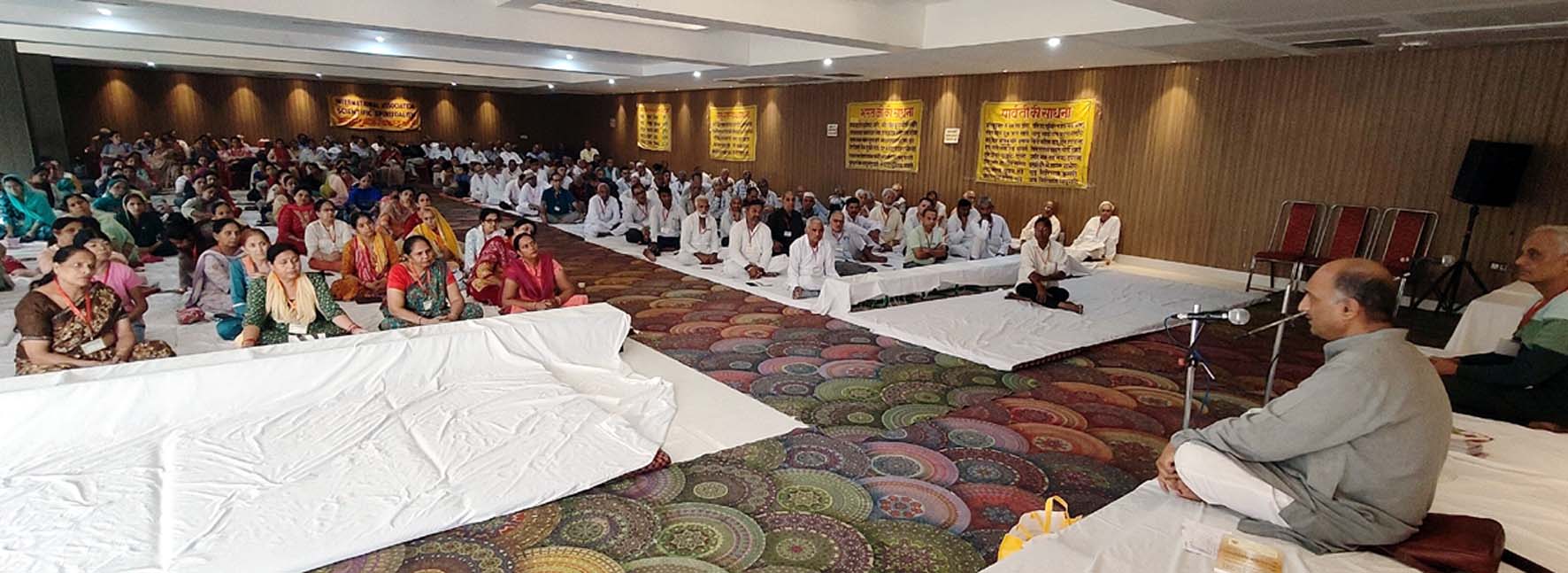 अग्रसेन भवन में आयोजित स्वास्थ्य एवं अध्यात्म प्रयोगशाला को संबोधित करते डॉ. गोपाल शास्त्री। अग्रसेन भवन में आयोजित स्वास्थ्य एवं अध्यात्म प्रयोगशाला को संबोधित करते डॉ. गोपाल शास्त्री।