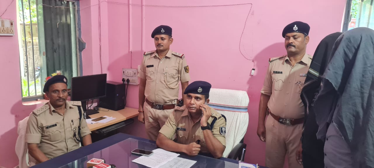 अररिया फोटो:नरपतगंज थाना में एसपी जानकारी देते अररिया फोटो:नरपतगंज थाना में एसपी जानकारी देते