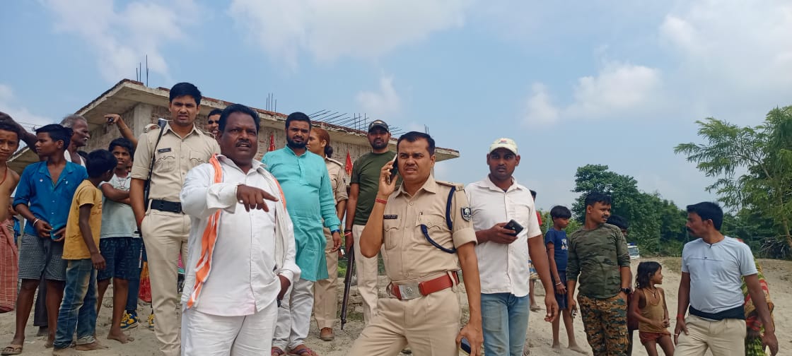 अररिया फोटो:घटनास्थल पर थानाध्यक्ष और ग्रामीण अररिया फोटो:घटनास्थल पर थानाध्यक्ष और ग्रामीण