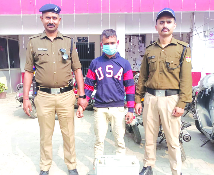 पुलिस गिरफ्त में आरोपित पुलिस गिरफ्त में आरोपित