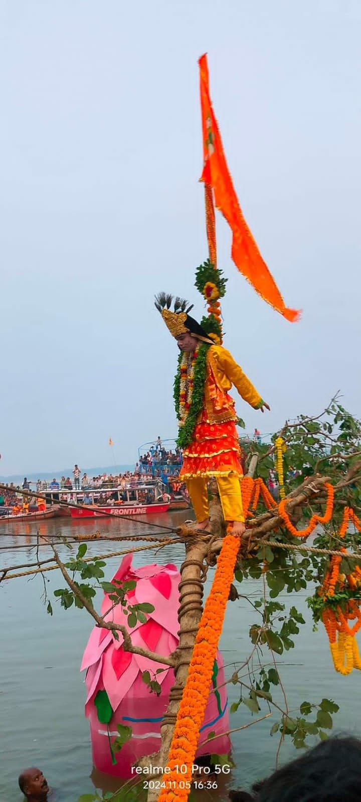 नाथ नथैया मेले में भगवान श्रीकृष्ण बने बालक कदम्ब की डाल पर: फोटो बच्चा गुप्ता