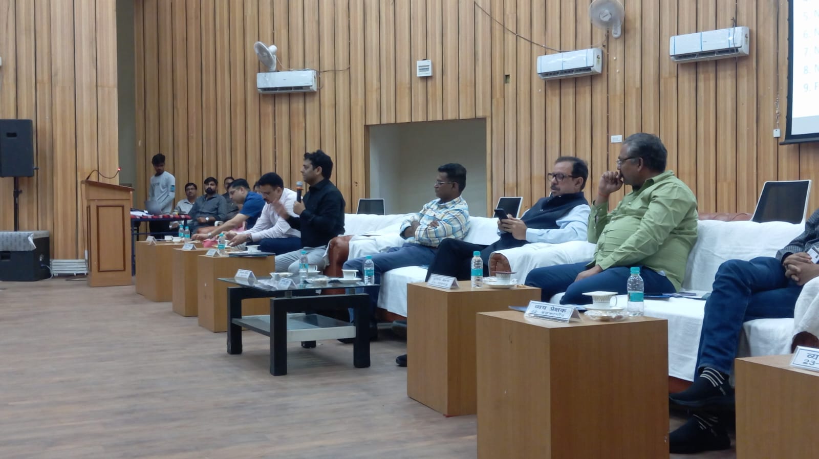 समीक्षा बैठक में शामिल अधिकारी समीक्षा बैठक में शामिल अधिकारी