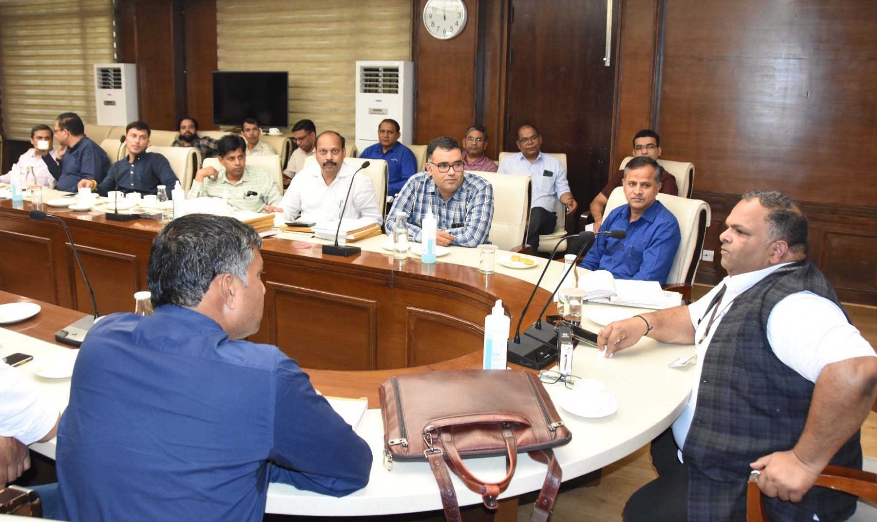 फोटो नंबर-05: गुडग़ांव व सोहना विस क्षेत्र के चुनाव व्यय का आंकलन करते व्यय पर्यवेक्षक। फोटो नंबर-05: गुडग़ांव व सोहना विस क्षेत्र के चुनाव व्यय का आंकलन करते व्यय पर्यवेक्षक।