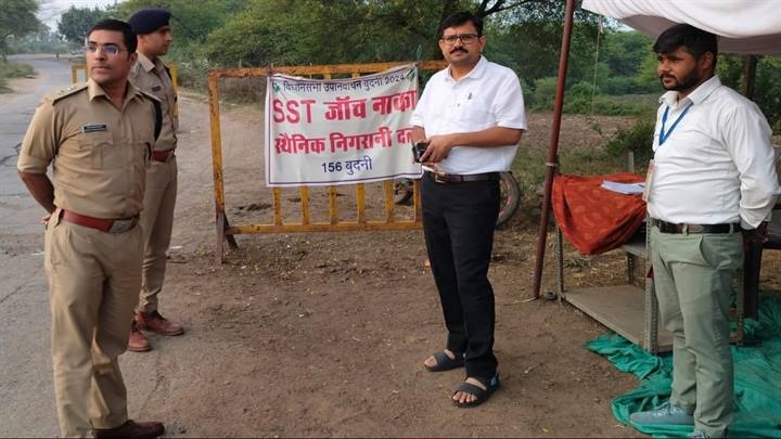 कलेक्टर-एसपी ने एसएसटी चेक पोस्ट का किया निरीक्षण कलेक्टर-एसपी ने एसएसटी चेक पोस्ट का किया निरीक्षण