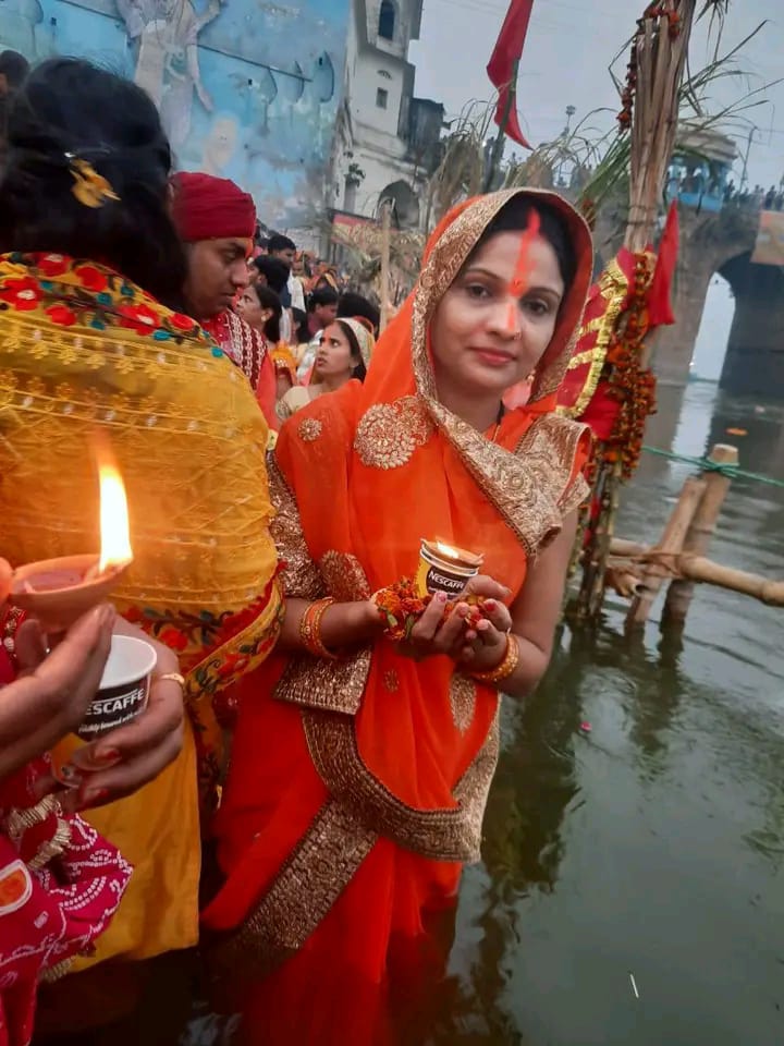 डाला छठ पूजा भारतीय पर्व त्यौहार - वैज्ञानिक, दार्शनिक, सामाजिक, आर्थिक आधार पूजा करती महिलाएं डाला छठ पूजा भारतीय पर्व त्यौहार - वैज्ञानिक, दार्शनिक, सामाजिक, आर्थिक आधार पूजा करती महिलाएं