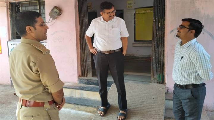 कलेक्टर-एसपी ने किया मतदान केंद्रों का निरीक्षण कलेक्टर-एसपी ने किया मतदान केंद्रों का निरीक्षण