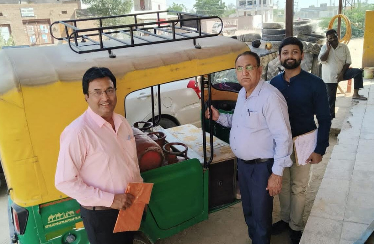 घरेलू सिलेंडर से अवैध रिफिलिंग करते पाए जाने पर मशीनें जब्त, 18 सिलेंडर मय अवैध रिफिलिंग मशीन जब्त घरेलू सिलेंडर से अवैध रिफिलिंग करते पाए जाने पर मशीनें जब्त, 18 सिलेंडर मय अवैध रिफिलिंग मशीन जब्त