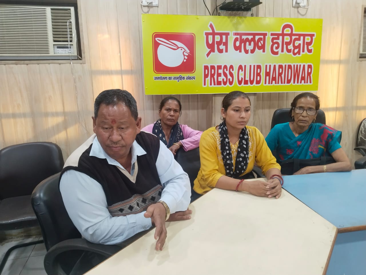 प्रेस वार्ता करती मृतका की मां प्रेस वार्ता करती मृतका की मां