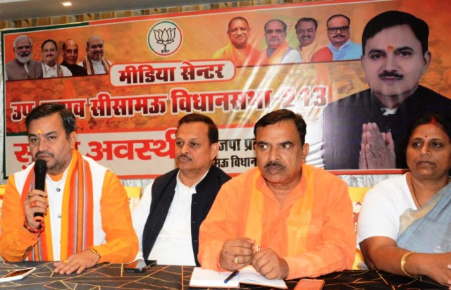 मीडिया सेंटर में जानकारी देते भाजपा क्षेत्रीय अध्यक्ष व अन्य मीडिया सेंटर में जानकारी देते भाजपा क्षेत्रीय अध्यक्ष व अन्य