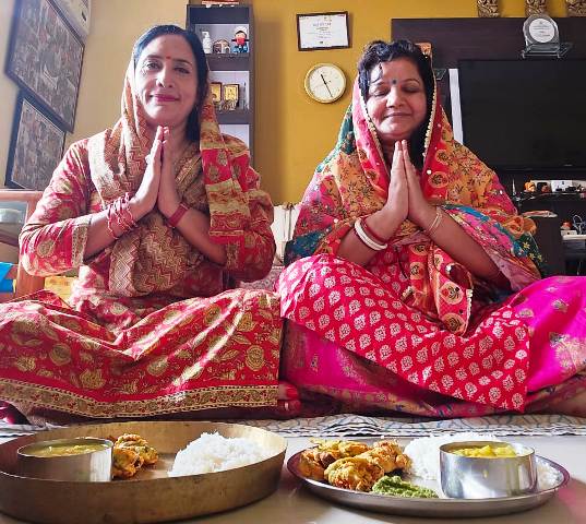 छठ पूजा की शुरुआत करती महिलाएं छठ पूजा की शुरुआत करती महिलाएं